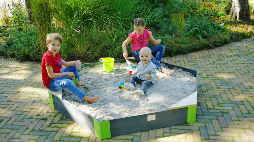 Песок - первый строительный материал, с которым сталкивается малыш
