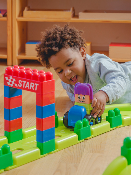 Конструктор блочный Гонка (70 деталей) в чемоданчике Miniland