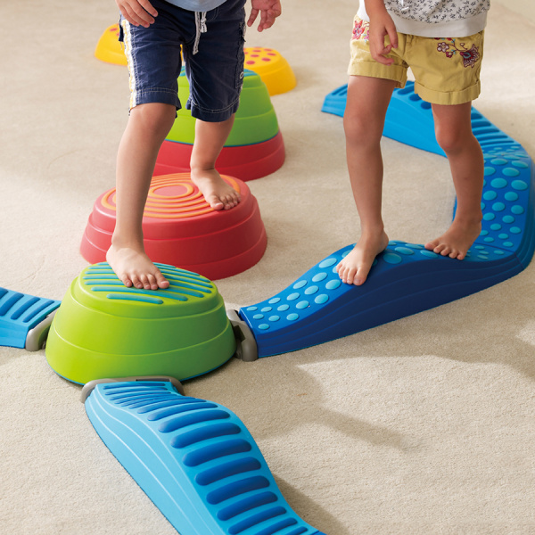 Набор соединительных деталей между Цветные речные камешки и Волнистая тактильная дорожка, 6 штук Weplay