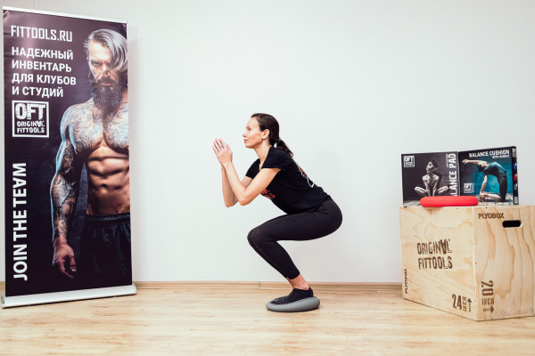 Массажно-балансировочная подушка с ручкой 34 см красная