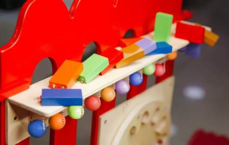 Тактильно-развивающая панель Разноцветное домино Romsens