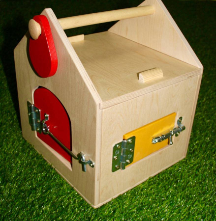 Домик с дверцами и замочками Romsens