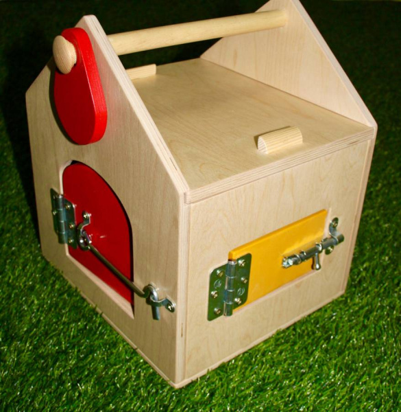 Домик с дверцами и замочками Romsens