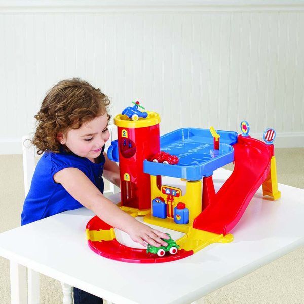 Гараж 2-х уровневый с дорогой и машинками