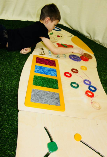 Тактильно-развивающая панель Гусеница Romsens