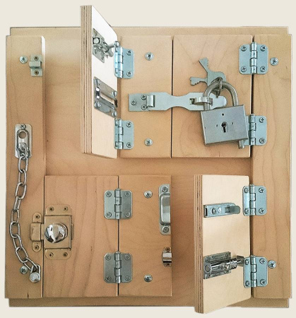 Тактильно-развивающая панель Замочки Romsens