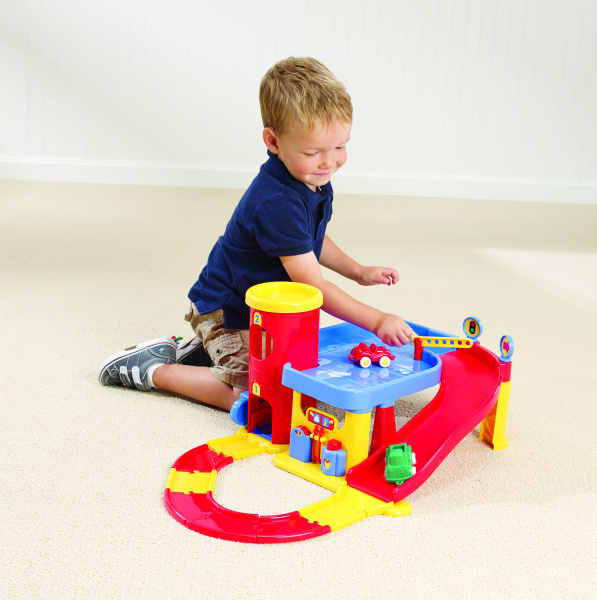 Гараж 2-х уровневый с дорогой и машинками