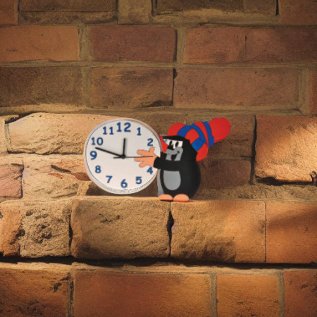 Часы настенные КРОТ В ШАПКЕ Pomy Toys