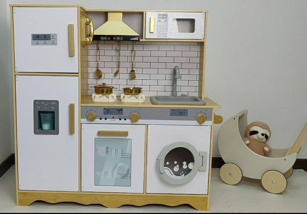Кухня деревянная игровая Елизавета в золотом цвете с набором посуды (вода, свет, звук) Lanaland