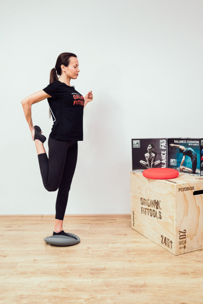 Массажно-балансировочная подушка с ручкой 34 см красная