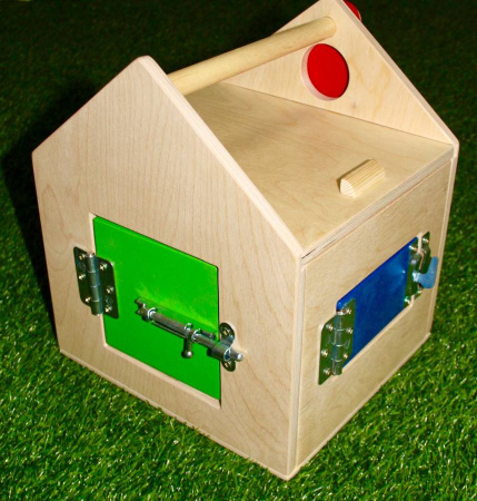 Домик с дверцами и замочками Romsens